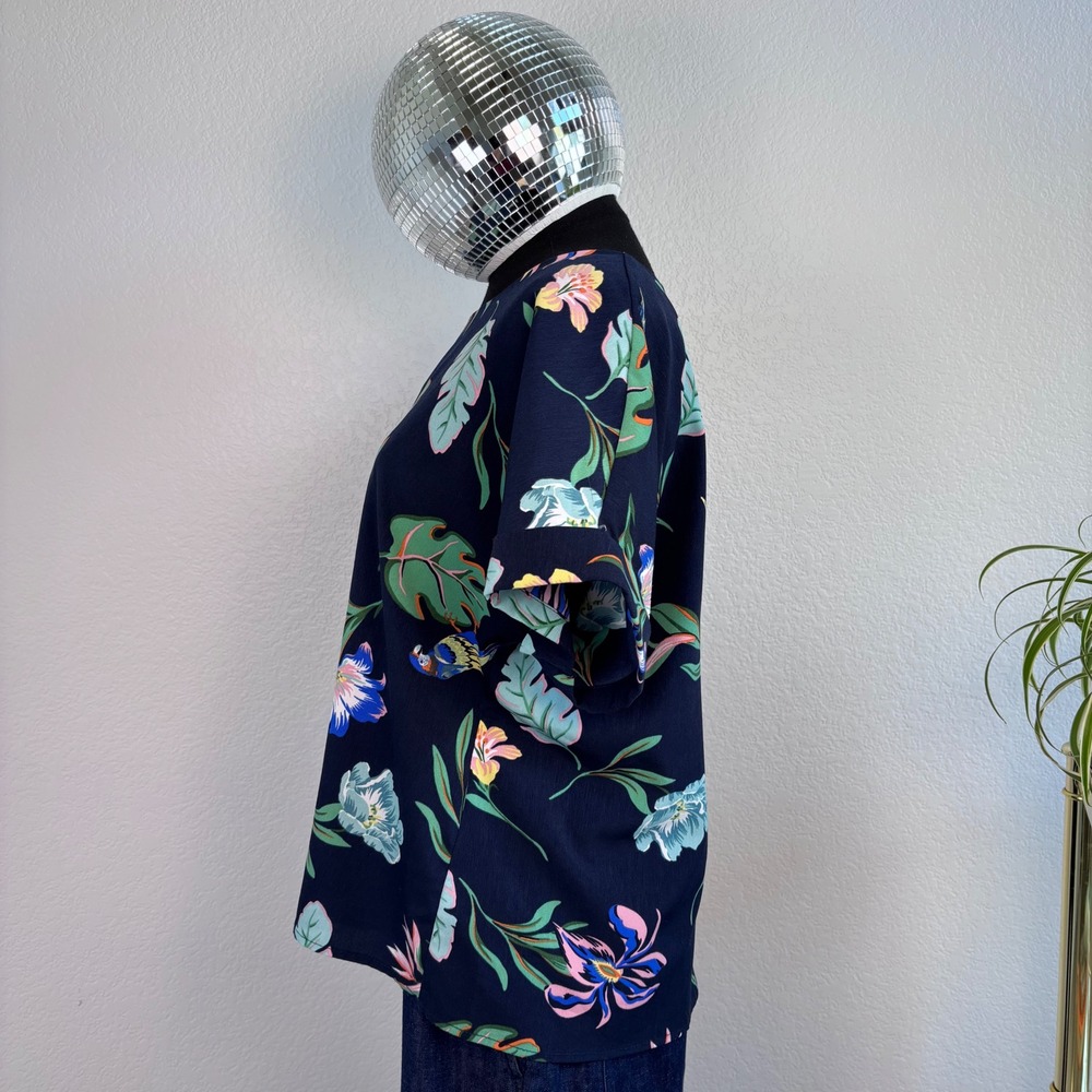 MELLO DAY Tropical Floral Print Blouse, Size Medium, Navy Blue Short Sleeve‎ Top - Picture 15 of 16